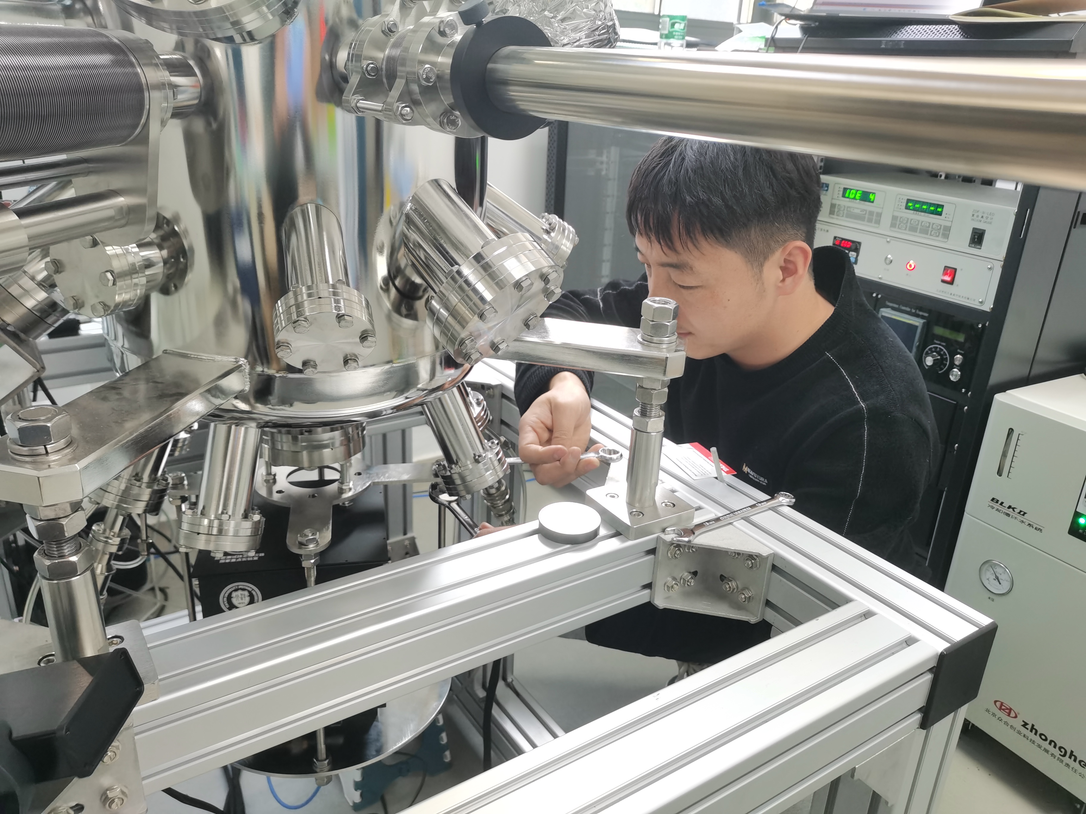 沈万福、王海乐在南京大学进行仪器调试（2023.2）